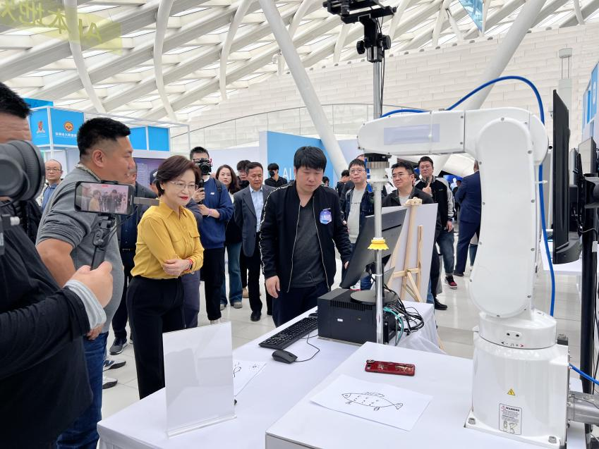 东土科技发布国内首个工业AI控制器